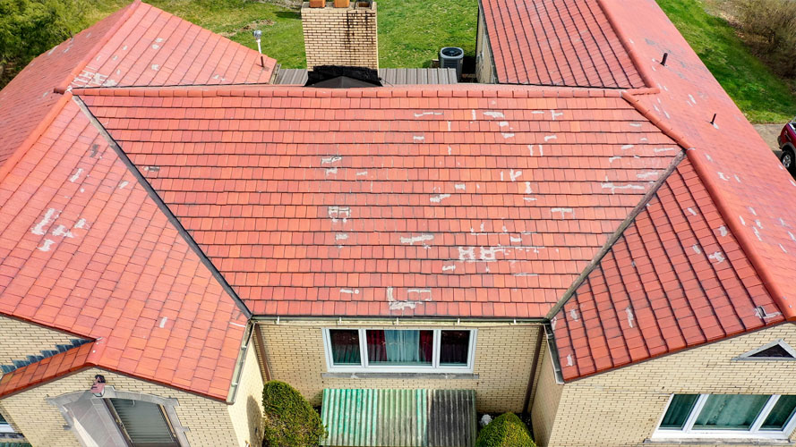 Brick ranch home before new roof installation